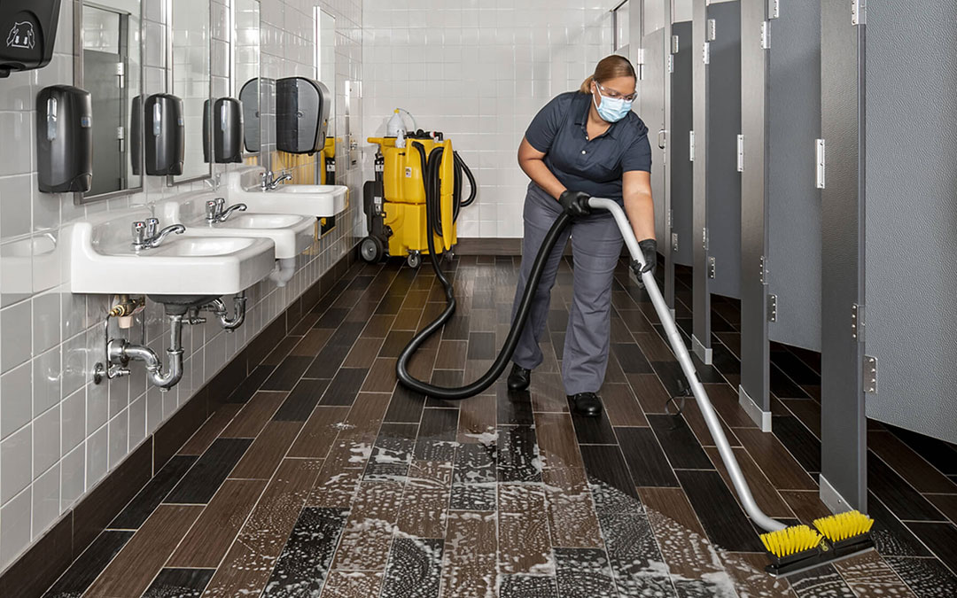 Jak správně čistit dlažbu a spáry podlah v komerčních toaletách
